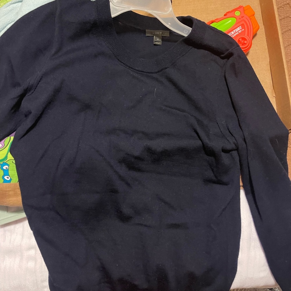 J crew women’s Medium dark never blue sweater size Medium.In excellent condition